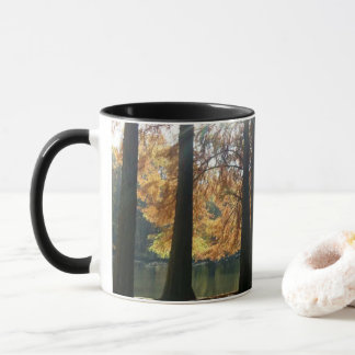 Tasse Promenade parmi les feuilles