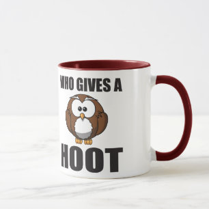 Tasse Qui donne un calembour de hibou de huée