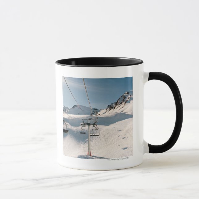 Tasse remonte-pente dans le paysage neigeux ensoleillé (Droite)