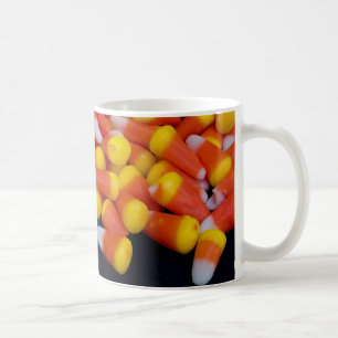 Tasse renversée de bonbons au maïs