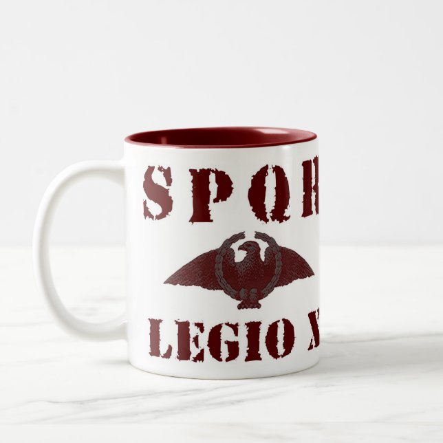 Tasse romaine célèbre d'Eagle de la légion de (Gauche)