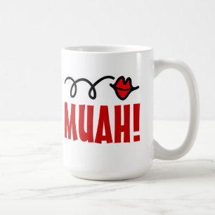 Tasse romantique de baiser avec les lèvres rouges