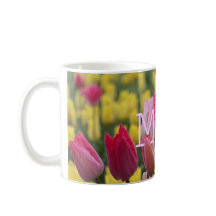 Tasse rose et jaune de MAMAN de tulipes