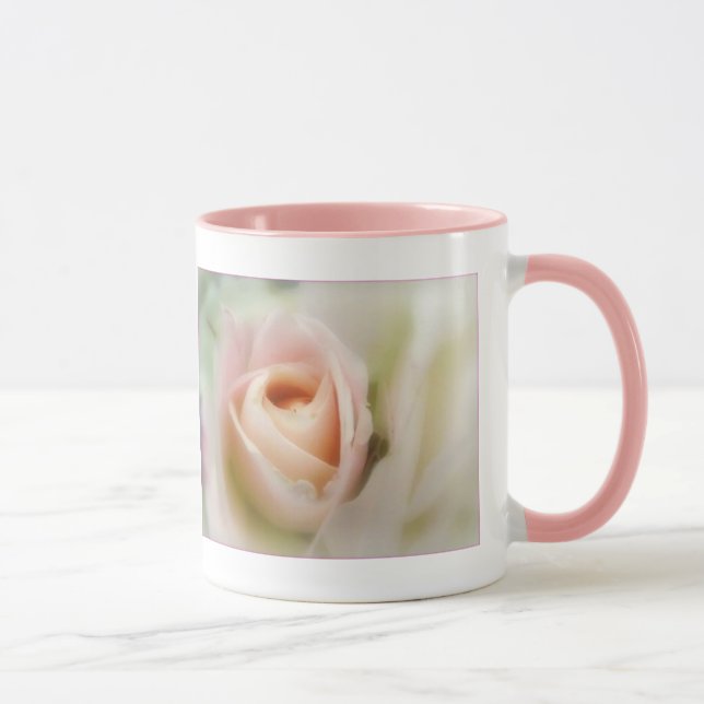 Tasse Rose rose douce dans la bouge de boisson en pleine (Droite)