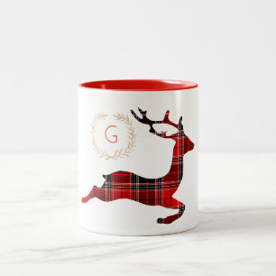 Tasse rouge de monogramme de renne de plaid