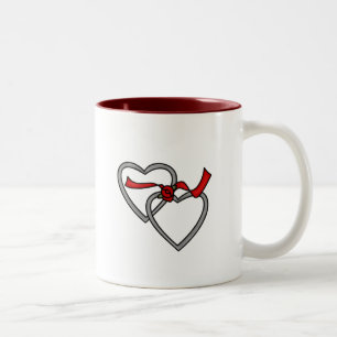 Tasse rouge de ruban de coeurs argentés