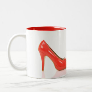 Tasse rouge de talons hauts avec la couleur