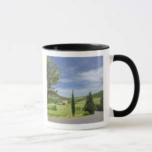 Tasse Route de campagne entre cyprès et