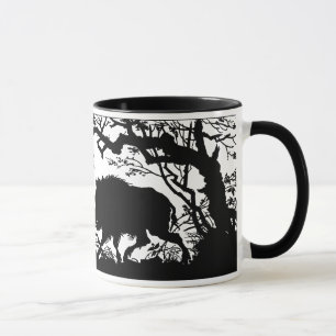 Tasse Sanglier s'enracinant dans une forêt - silhouette