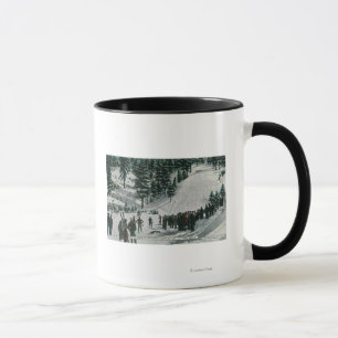 Tasse Scène de sports d'hiver à la montagne de