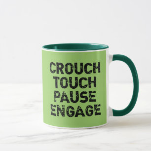 Tasse Se tapissent la pause de contact engagent le tee -