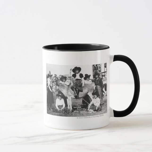 Tasse Sept cow-girls de rodéo posant en plaisantant avec (Droite)