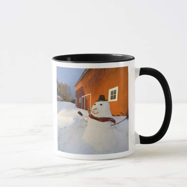 Tasse Snowman devant la grange rouge à Columbia Falls (Droite)