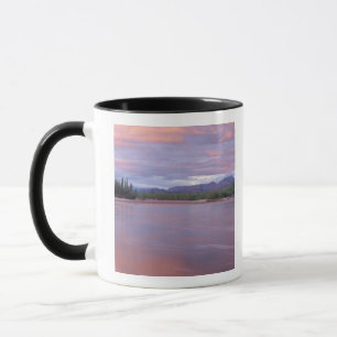 Tasse soleil de minuit sur la rivière MacKenzie, au larg