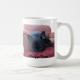Tasse somnolente de bouledogue français de temps