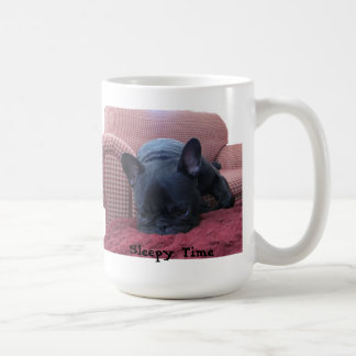 Tasse somnolente de bouledogue français de temps