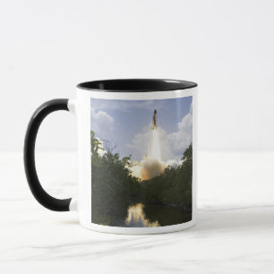 Tasse Space Shuttle Atlantis se lève sur 26