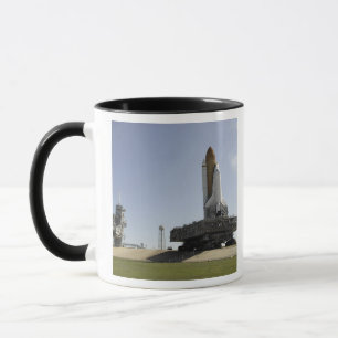 Tasse Space Shuttle Endeavor approche du lancement p