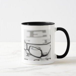 Tasse Studio tiré des lunettes sur le diagramme d'oeil