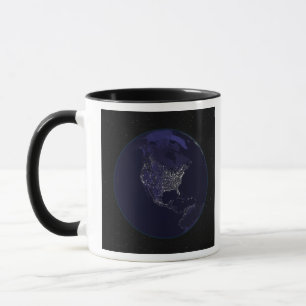 Tasse Terre entière la nuit montrant les lumières de la 