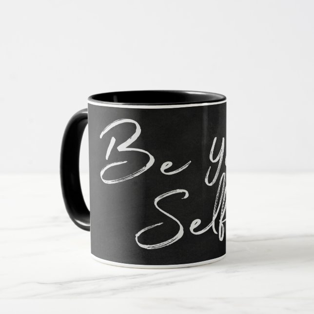 Tasse texte "être votre selfie" sur tableau noir (Devant gauche)