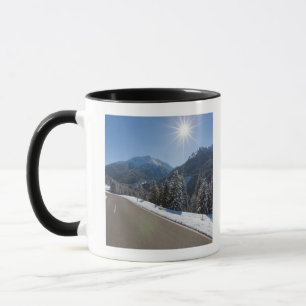 Tasse Thrugh vide idyllique de route un paysage d'hiver,