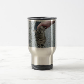 tasse tigrée heureuse de voyage