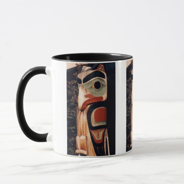 Tasse Totem en bois sculpté de l'Alaska Pole photo (Gauche)