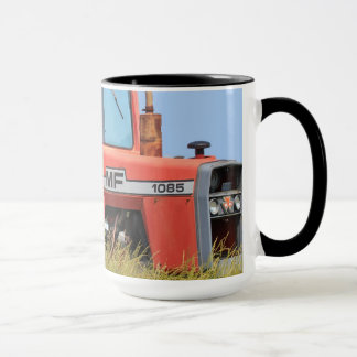 Tasse Tracteur de Massey Ferguson dans un domaine