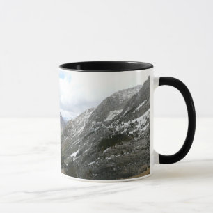 Tasse Traverser les montagnes neigeuses de la Sierra Nev