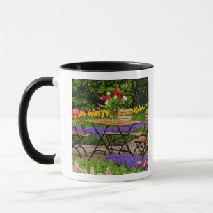 Tasse Tulipes de table dans le jardin, Jardins de Keuken