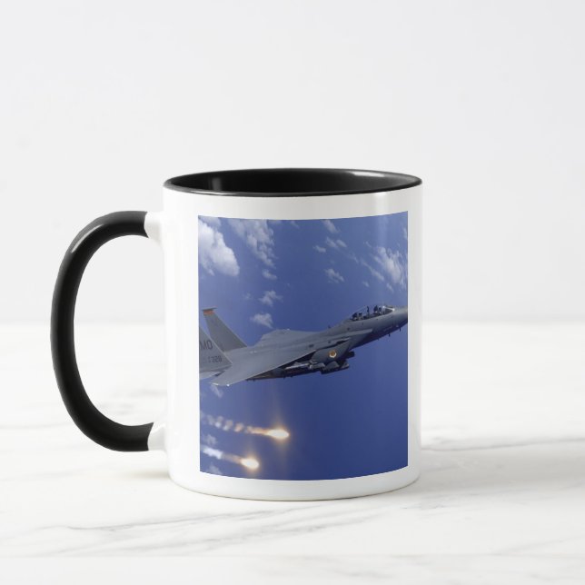 Tasse Un aigle de frappe F-15E de la Force aérienne (Gauche)