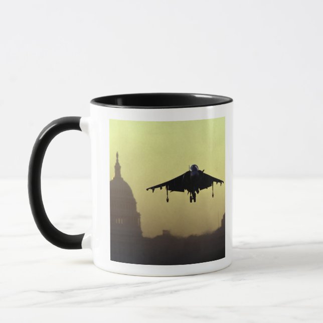 Tasse Un atterrissage de jet de harrier sur le mail à (Gauche)