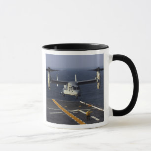 Tasse Un avion du balbuzard V-22 prépare pour débarque