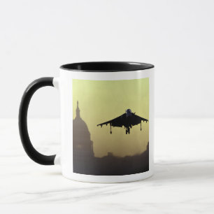 Tasse Un avion Harrier atterrissant sur le Mall à l'aube