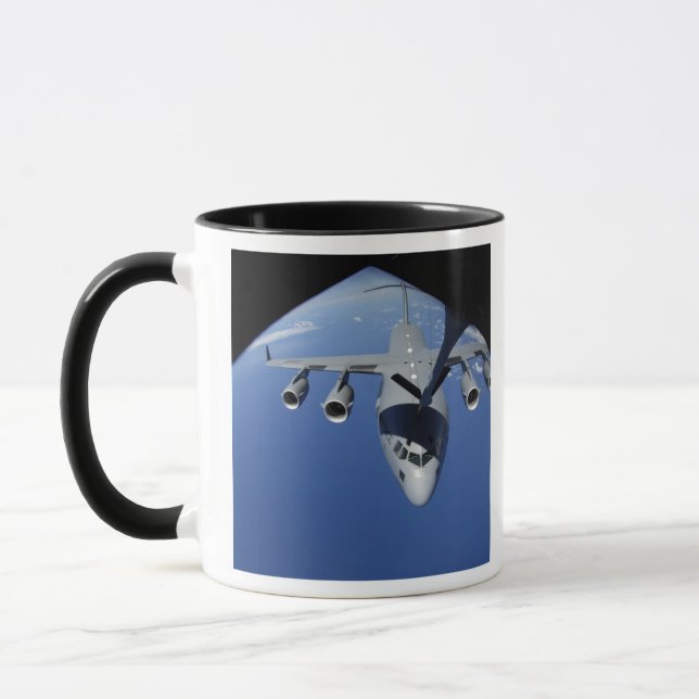 Tasse Un C-17 Globemaster III reçoit du carburant 2 (Gauche)
