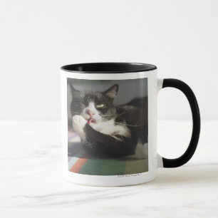 Tasse Un chat le léchant est patte