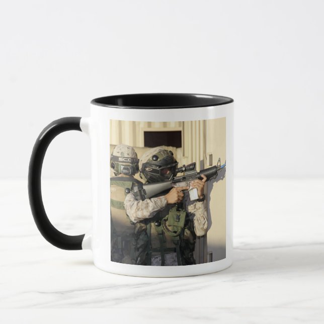 Tasse Un chef d'infanterie vise son arme (Gauche)
