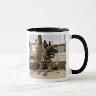 Tasse Un chien d'utilité militaire se repose sur un M2A