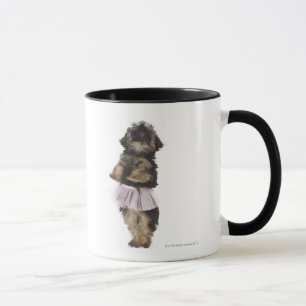 Tasse Un chiot de Yorkie-poo dans un tutu sur ses jambes