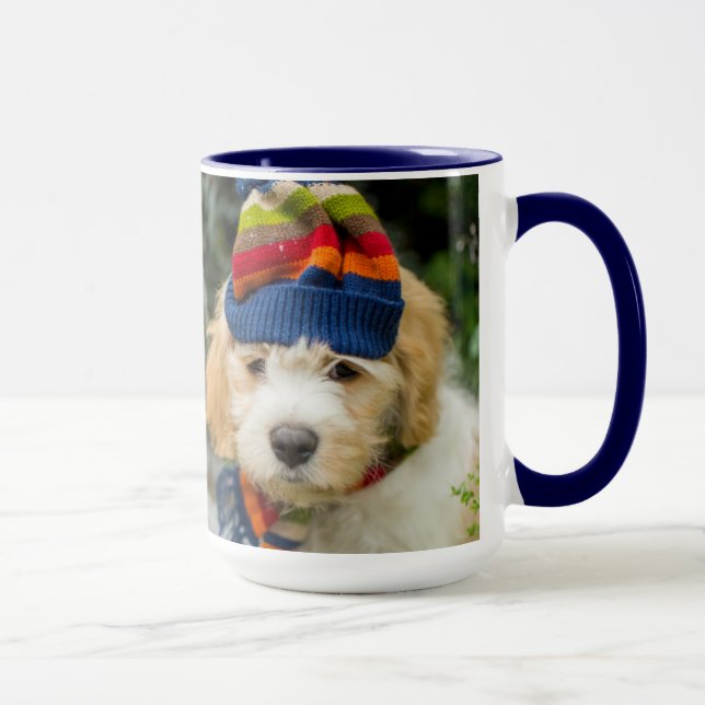 Tasse Un chiot doux de Cavachon dans un casquette et une (Droite)