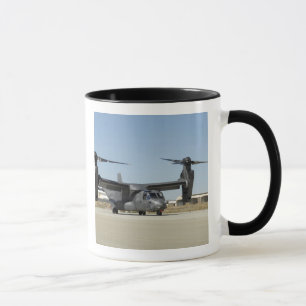 Tasse Un CV-22 Osprey se prépare au décollage