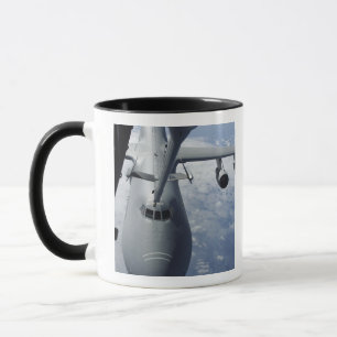 Tasse Un Extender KC-10 se prépare à ravitailler un C-5 