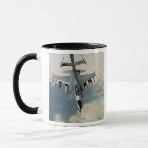 Tasse Un faucon F-16 de combat réapprovisionne en