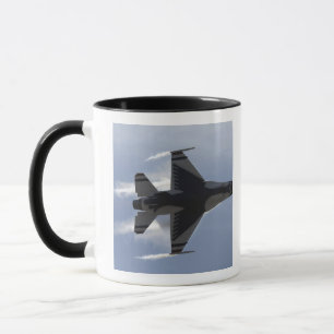 Tasse Un faucon F-16 de combat tire des g élevés