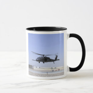 Tasse Un HH-60G Pave Hawk décolle du Camp Bastio