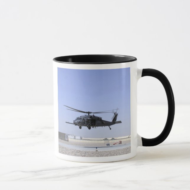 Tasse Un HH-60G Pave Hawk décolle du Camp Bastio (Droite)