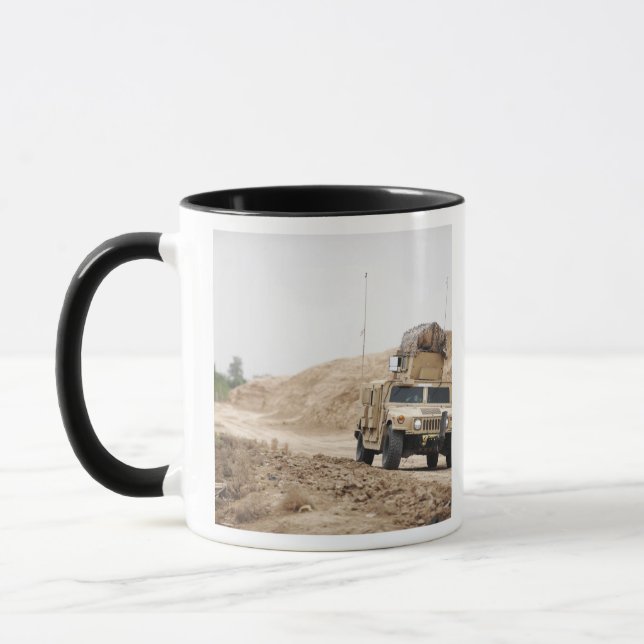 Tasse Un Humvee assure la sécurité (Gauche)