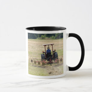 Tasse Un jeune garçon conduisant un tracteur récoltant