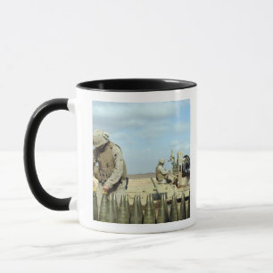Tasse Un marine américain prépare les obus d'obusier à t